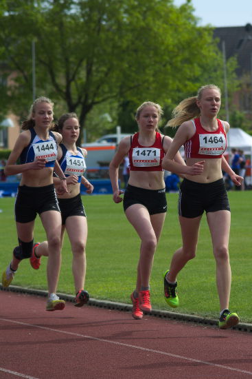 Larissa Boom und Carla Weiser im abschließenden 2.000m Lauf. Larssa Boom steigert ihre Bestzeit um 20 Sekunden auf 8:23,53 min.