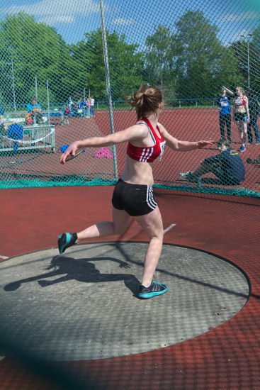 Jana hat im Diskuswurf richtig einen rausgehauen. Mit 28,96m sammelt sie viele Punkte für die Qualifikation. Sie steigert ihre Bestleistung um über 3m!