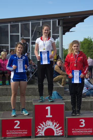 Überglücklich und Stolz präsentiert sich Jana Riermann auf der obersten Stufe.