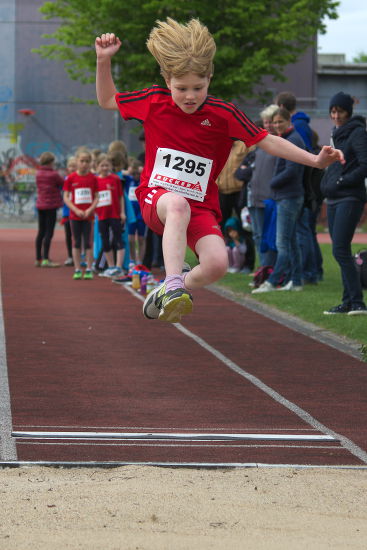 Jette Bruns im Weitsprung.