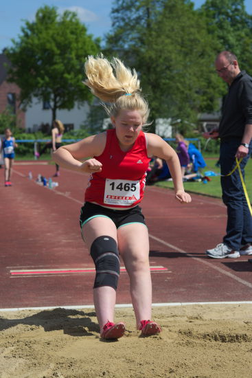 Johanna Lobbe im zweiten Versuch im Dreikampf der W13.