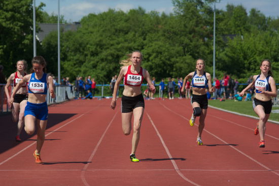 Larissa Boom verbessert ihre 100m Bestleistung um vier Zehntel auf 14,04 sek.