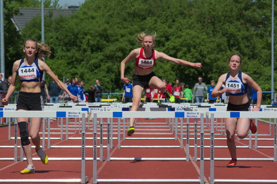 Mit Mut geht alles besser. Larissa Boom kommt zum ersten Mal ohne Trippelschritte durch den Hürdenwald.