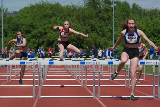 Auch Maike Schulenkorf geht die Hürden hoch konzentriert an und kann sich im Hürdenlauf stark verbessern.