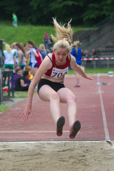 Carla Weiser im Weitsprung.