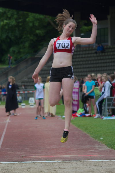 Immer sehr dynamisch in der Luft. Jana Riermann springt neue persönliche Bestleistung von 4,73m und gewinnt den Weitsprung der W14.