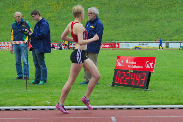 Kerstin hat die Zeitvorgabe für die erste Runde sekundengenau eingehalten und den 800m Lauf in neuer Bestzeit gewonnen! Sie verbessert sich um 4 Sekunden!