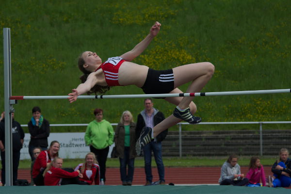 Maike Schulenkorf gewinnt den Hochsprung der W15 mit 1,49m.