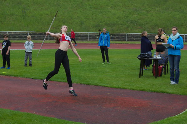 Maike Schulenkorf wirft mit 27,75m neue persönliche Bestleistung und wird Dritte in der W15.
