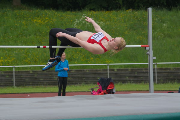 Nadine Thiemann floppt locker über 1,51m. Sie wird Zweite in der U20.