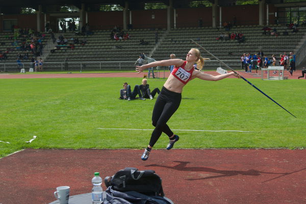 Wieder dynamisch im Speerwurf-Anlauf. Nadine Thiemann im zweiten Versuch. Ganz rund lief der Speerwurf aber noch nicht. Mit 32,43 m wurde sie Zweite in der U20 
