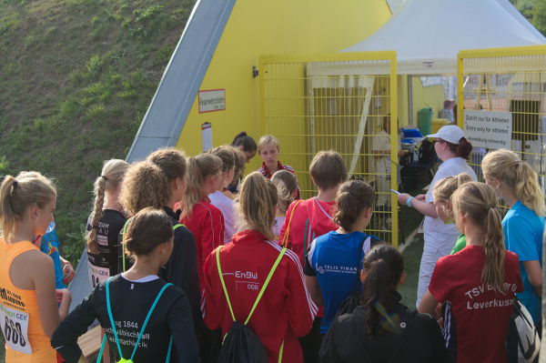 Jetzt geht es los. Aufruf zum Callroom 20 Minuten vor dem Rennen.