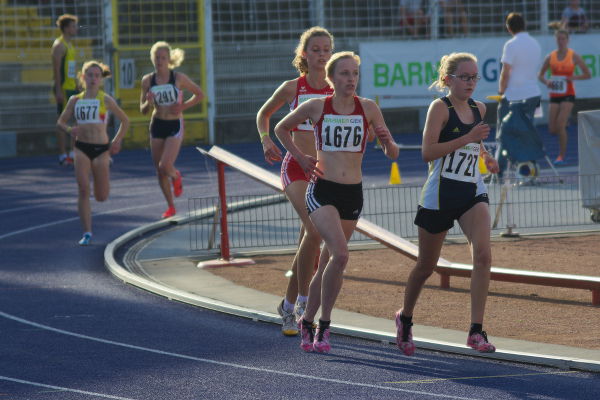 Kerstin Schulze Kalthoff hinter Nele Weike vom TuS Eintracht Minden. Sie wurde später Achte 