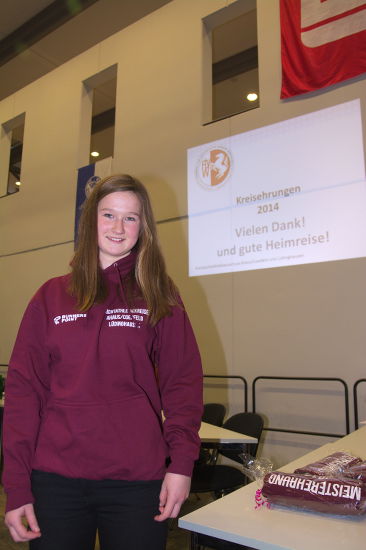 Jana Riermann mit ihrem Präsent für ihre hervorragenden Leistungen im vergangenen Jahr.