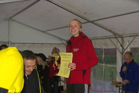 Überglücklich über die fantastische Leistung bei den schlechten Bedingungen erhielt Kerstin viel Applaus und Pokal im dichtgedrängten Ehrungszelt.