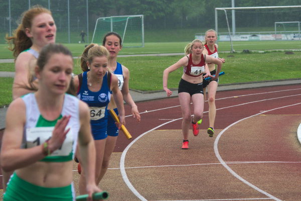 Teambuilding-Maßnahme Staffel. Wir haben zwar gegen die Sprinterinnen aus Olfen und Stadtlohn keine Chance. Spass macht es trotzdem.