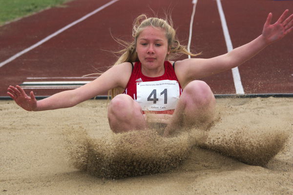  Die Landung sieht immer sehr gut aus bei Carla. Nur der Speed im Anlauf fehlt ... noch..
