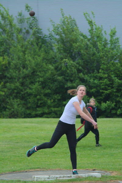 "Hallo Wach" Aufruf von Jana an den Kampfrichter. Im ersten Versuch flog sie direkt auf ihn zu. Danach steigerte Jana zweimal ihre persönliche Bestleistung auf hervorragende 10.99m!