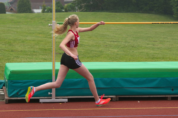 Ein "bisschen" zu nah dran an der Latte. Vorher hatte Julia Niehues aber schon ihre Bestleistung auf 1,40m hochgeschraubt.
