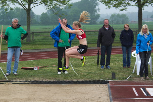 Die Anläufe passen bei Larissa Boom immer besser. Nun muss im Absprung die Hüfte noch weiter nach vorne und im Flug müssen die langen Beine noch nach vorne.