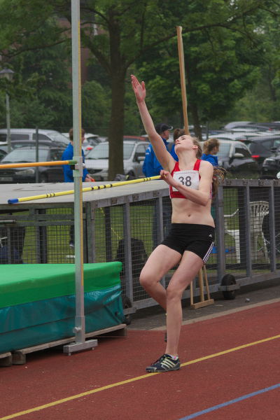 Wieder ein Bild von Maike im Hochformat. Der Hochsprung begann verheißungsvoll. Leider ließen die sehr kühlen Temperaturen hier keine großen Sprünge zu. Mit 1,45m gewann Maike den Hochsprung der W15.