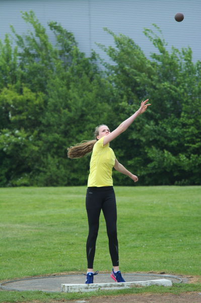 Maike Schulenkorf mag immer noch kein Kugelstoßen. Aber auch sie übertraf 5 Mal ihre alte Bestleistung und gewann die W15 mit 9,75m! 