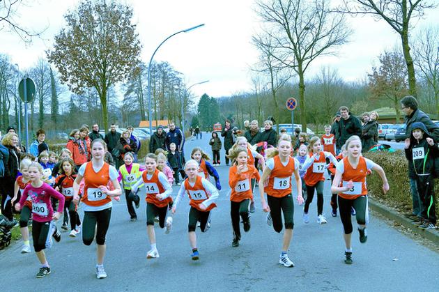 Volles Tempo nach dem Start. 45 Schülerinnen machen sich auf den 1250 Meter langen Rundkurs. Foto: Archiv