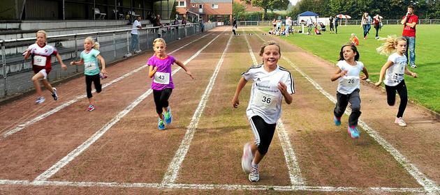 Lächelnd über die Ziellinie: Bei den Rosendahler Leichtathletikmeisterschaften steht heute wieder der Spaß im Vordergrund. Foto: Archiv