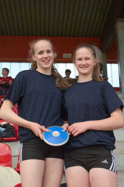 Golden Girls: Maike Schulenkorf (links) und Jana Riermann zählten bei den Münsterlandmeisterschaften in Rheine mit insgesamt fünf Titeln zu den besten Athletinnen.