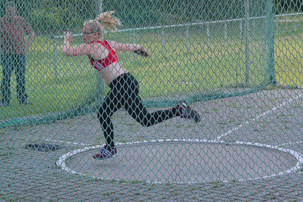 Leider fliegt Ricarda wieder durch den Ring, statt die Füße nacheinander zu setzen. Trotzdem wirft sie ordentliche 26,89m mit dem 1 kg Diskus und wird auch Vizemeisterin in der weiblichen U18. Leider fliegt Ricarda wieder durch den Ring, statt die Füße nacheinander zu setzen. Trotzdem wirft sie ordentliche 26,89m mit dem 1 kg Diskus und wird auch Vizemeisterin in der weiblichen U18.