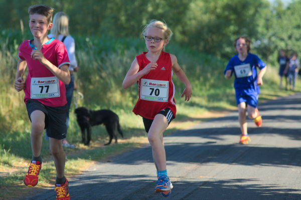 Antonia Reuver sprintet Richtung Ziel und lässt noch einige ältere Läufer stehen.