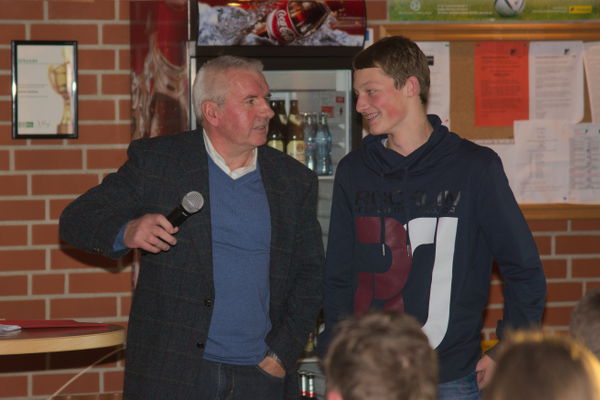 Die Milch macht's bei den Schulze Kalthoffs. Auch Lukas bekommt ein Present für seinen Kreismeistertitel.