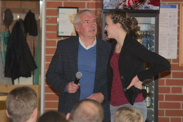 Peter Brüggemann bewundert die Größe von Maike Schulenkorf.