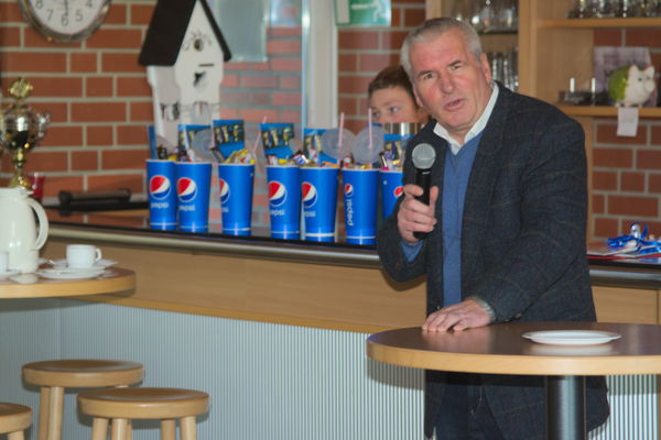 Der LG Vorsitzende Peter Brüggemann begrüßt alle Gäste zur "historischen" Ehrung der LG Rosendahl