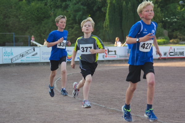 Sehr nervös waren die Läufer in der Altersklasse M10, die 10 Minuten vor dem Start schon an der sonnigen Startlinie. Felix Grevelhörster zwischen zwei Stadtlohner Läufern. Sehr nervös waren die Läufer in der Altersklasse M10, die 10 Minuten vor dem Start schon an der sonnigen Startlinie. Felix Grevelhörster zwischen zwei Stadtlohner Läufern.