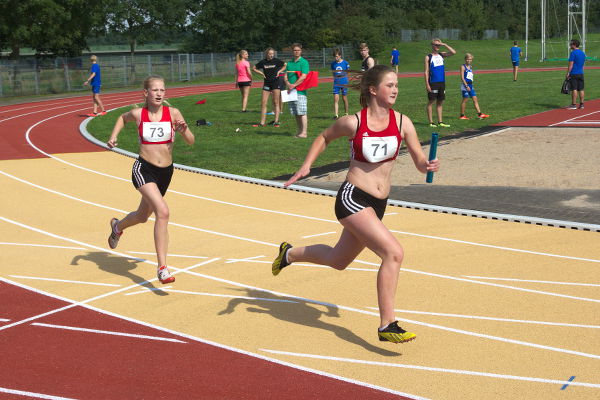 Der Wackelwechsel aus dem Training klappte problemlos. Fenja Telger übergibt den Staffelstab auf die Schlussläuferin Jana Riermann. Der Wackelwechsel aus dem Training klappte problemlos. Fenja Telger übergibt den Staffelstab auf die Schlussläuferin Jana Riermann.