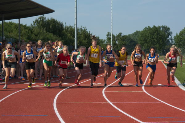 Großes Starterfeld beim letzten 3x800m Start auf der neuen Laufbahn in Olfen. Großes Starterfeld beim letzten 3x800m Start auf der neuen Laufbahn in Olfen.