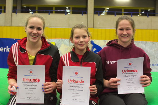 Obligatorisches Foto mit Urkunden und Ü-Eiern nach den Ehrungen.