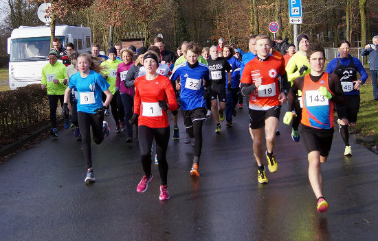 55 Teilnehmer machten sich nach dem Startschuss auf die 5 Kilometer lange Schlossrunde. Vorne die späteren Zeitschnellsten Kerstin Schulze Kalthoff (Nr.1) und Sebastian Fischer (Nr. 142). 