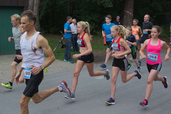Start frei für den 5km Wasserlauf. Carla Weiser und Fenja Telger im vorderen Startfeld.