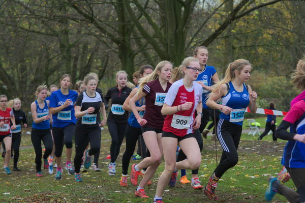Dichtgedrängt das Starterfeld der U16 nach ca. 400m