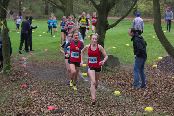 Das langgezogene Verfolgerfeld zeigt schon das hohe Tempo im Lauf der U20 und U18. 