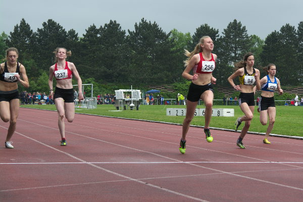 Direkter Blickkontakt mit der Zieluhr: Mit 13,59 Sekunden verbesserte Larissa Boom (256) ihre 100m Sprintleistung um drei Zehntel.