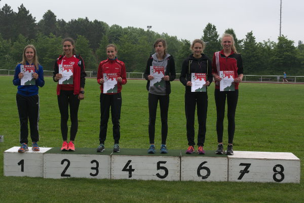 Mit einem fulminanten 150 Meter Endspurt im abschließnden 2.000m-Lauf sichert sich Larissa Boom wichtige Punkte und erreicht am Ende noch den Achten Platz im Block Lauf der W15.