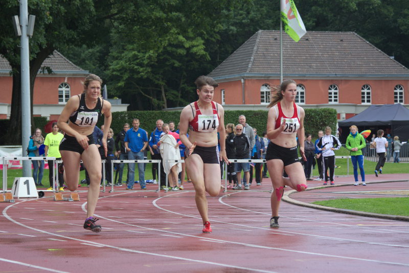 Erst im dritten Versuch klappt der Start über die 100m auf der nassen Laufbahn. Links neben Jana läuft Cimberly Dreistein, die in der Endabrechnung punktgleich mit Jana Elfte wurde.