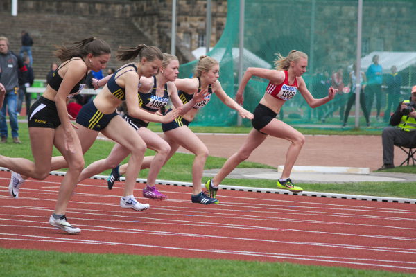 Gut aus dem Block kam Larissa Boom (rechts) beim 100m Start.