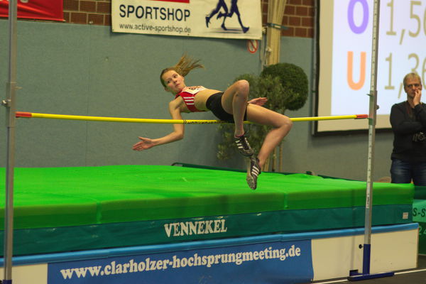 Zweiter Versuch über 1,36m Annika schaut noch ein wenig zu viel auf die Hochsprunglatte.