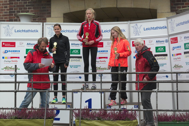 Siegerehrung der weiblichen Jugend U18 über fünf Kilometer. Platz eins und Siegerpokal für Carla Weiser, die in 19:10 Minuten vor Anka Hagelschuer, LAZ Soest und Johanna Wernicke, Marathonclub Menden, überlegen gewann.