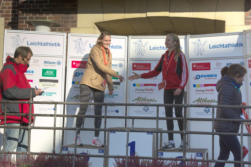 Ehrung für die schnellsten Frauen über 5km. Inken Terjung und Carla Weiser beglückwünschen sich für ihre guten Platzierungen.