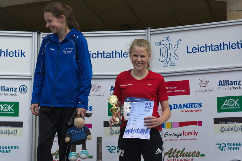 Da hat sich die Teilnahme dick gelohnt für Pia Schulenkorf. Sie erhält einen Pokal für ihren dritten Platz in der Altersklasse W12.